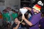 La Penya El Guetto organizó un concurso de beber cerveza con embudo