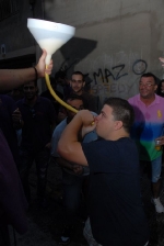 La Penya El Guetto organizó un concurso de beber cerveza con embudo