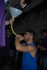 La Penya El Guetto organizó un concurso de beber cerveza con embudo