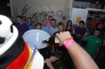 La Penya El Guetto organizó un concurso de beber cerveza con embudo