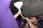 La Penya El Guetto organizó un concurso de beber cerveza con embudo
