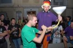 La Penya El Guetto organizó un concurso de beber cerveza con embudo