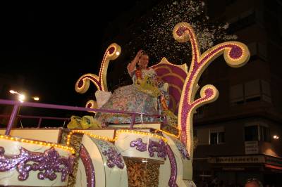 El desfile de carrozas pone el punto y final a la Fira d'Onda 2013