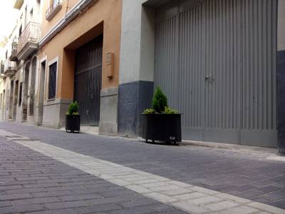 Burriana instala jardineras en los garajes sin vado de las calles ms estrechas