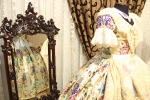 El traje de Anna Serrano (Reina Fallera Infantil 2014) es color 'pruna'