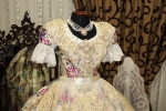 El traje de Anna Serrano (Reina Fallera Infantil 2014) es color 'pruna'