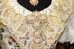 El traje de Anna Serrano (Reina Fallera Infantil 2014) es color 'pruna'