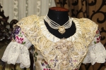 El traje de Anna Serrano (Reina Fallera Infantil 2014) es color 'pruna'