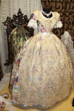 El traje de Anna Serrano (Reina Fallera Infantil 2014) es color 'pruna'