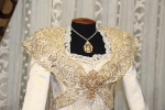 El traje de Anna Serrano (Reina Fallera Infantil 2014) es color 'pruna'