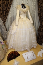 El traje de Anna Serrano (Reina Fallera Infantil 2014) es color 'pruna'
