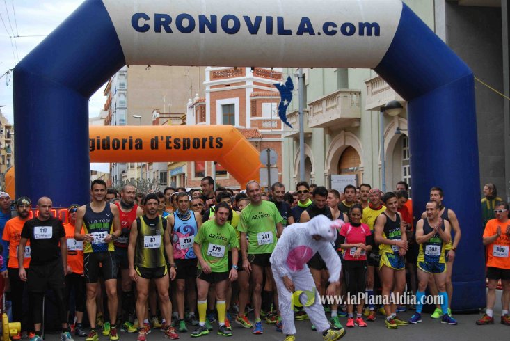 Noticias de Vila-real: Centenars de corredors participen el cursa solidaria  de Els Lluïsos