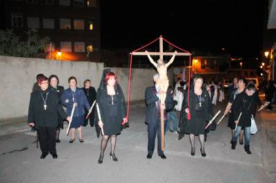 El Barrio Toledo celebra su va crucis de antorchas