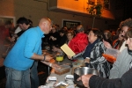 Reparten la cena de caldereta de les festes de Sant Vicent