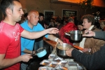 Reparten la cena de caldereta de les festes de Sant Vicent