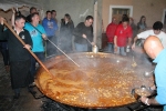 Reparten la cena de caldereta de les festes de Sant Vicent