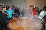 Reparten la cena de caldereta de les festes de Sant Vicent