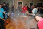 Reparten la cena de caldereta de les festes de Sant Vicent