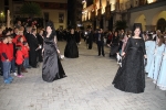 La procesión de las Camareras de la Soledad anuncia el día grande de Sant Vicent