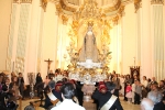 La procesión de las Camareras de la Soledad anuncia el día grande de Sant Vicent
