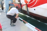Un barco de arrastre de puerto de Burriana encalla contra el 'Morro'