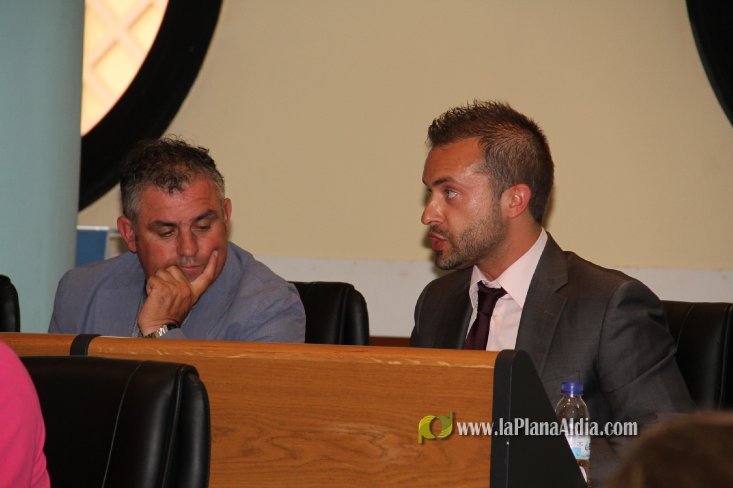 El PSOE pide la dimisión de Pallardó y Cibur añade la del alcalde en un tenso pleno al que asiste media plantilla de la Policía Local de Burriana