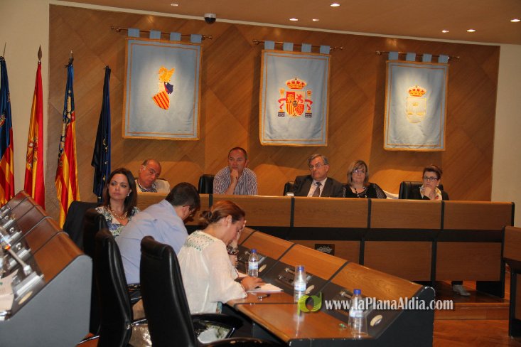 El PSOE pide la dimisión de Pallardó y Cibur añade la del alcalde en un tenso pleno al que asiste media plantilla de la Policía Local de Burriana