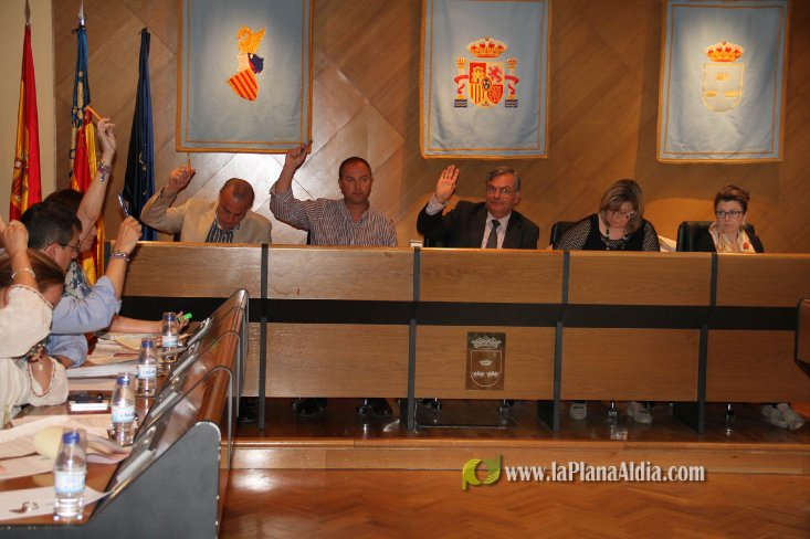 El PSOE pide la dimisión de Pallardó y Cibur añade la del alcalde en un tenso pleno al que asiste media plantilla de la Policía Local de Burriana