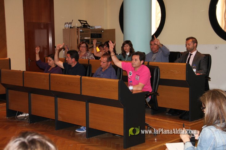 El PSOE pide la dimisión de Pallardó y Cibur añade la del alcalde en un tenso pleno al que asiste media plantilla de la Policía Local de Burriana