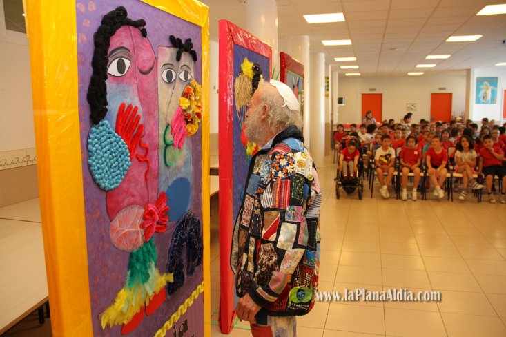 Ripollés, impresionado por los trabajos del CEIP Noves de Calatrava