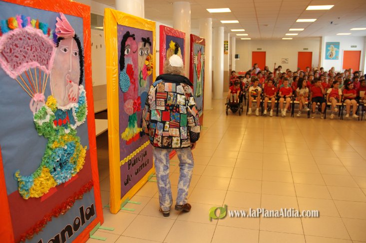 Ripollés, impresionado por los trabajos del CEIP Noves de Calatrava