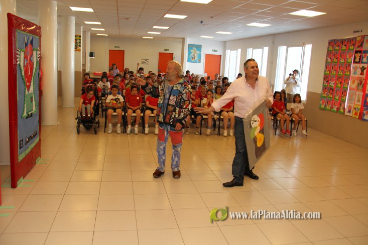 Ripollés, impresionado por los trabajos del CEIP Noves de Calatrava