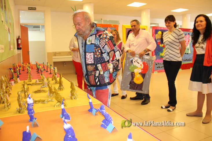Ripollés, impresionado por los trabajos del CEIP Noves de Calatrava