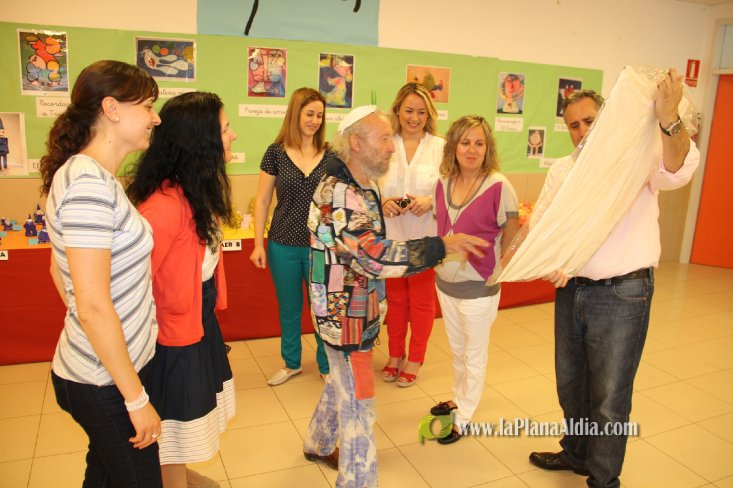 Ripollés, impresionado por los trabajos del CEIP Noves de Calatrava