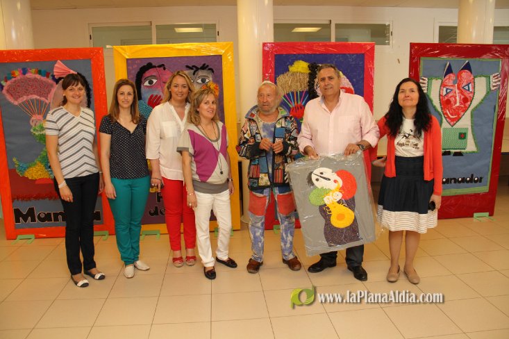 Ripollés, impresionado por los trabajos del CEIP Noves de Calatrava