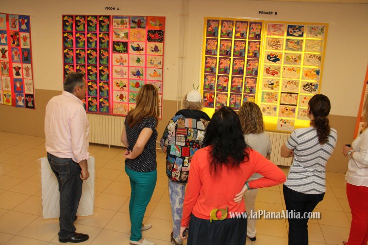 Ripollés, impresionado por los trabajos del CEIP Noves de Calatrava