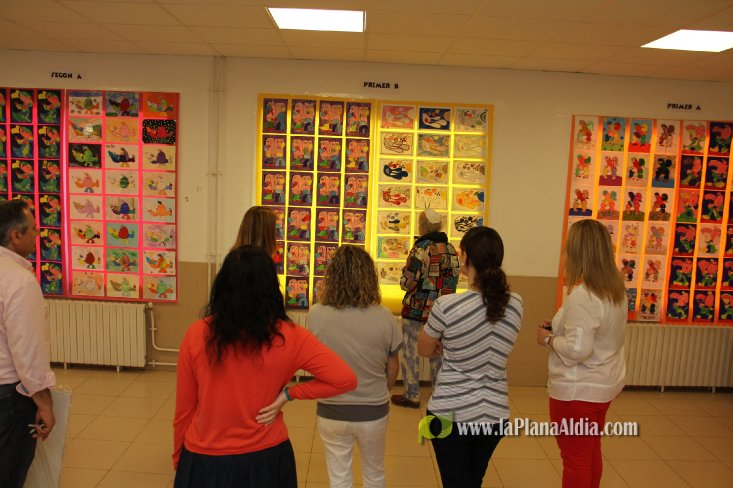 Ripollés, impresionado por los trabajos del CEIP Noves de Calatrava