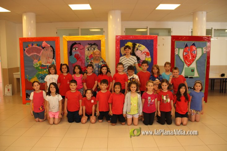 Ripollés, impresionado por los trabajos del CEIP Noves de Calatrava