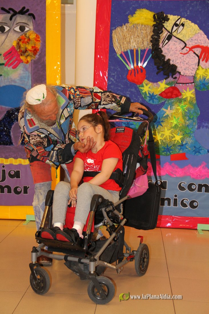 Ripollés, impresionado por los trabajos del CEIP Noves de Calatrava