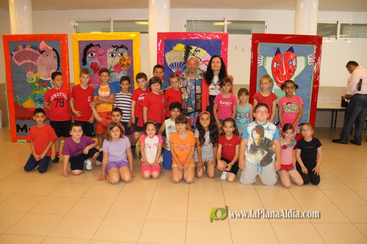 Ripollés, impresionado por los trabajos del CEIP Noves de Calatrava