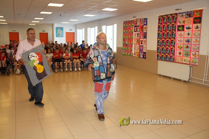 Ripollés, impresionado por los trabajos del CEIP Noves de Calatrava