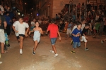 Centenares de niños disfrutan con el encierro de carretones embolados