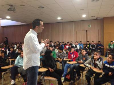El IES Llombai 'charla' con Álvaro García Hernández, autor de TQMC?