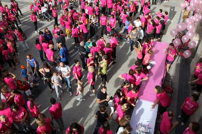 Medio millar de personas participan en la II marcha rosa a beneficio de la investigacion contra el cncer de mama