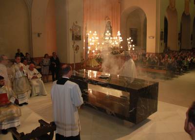 El obispo consagra la iglesia parroquial de Sant Bartolom y San Jaime en el 50 aniversario de su finalizacin