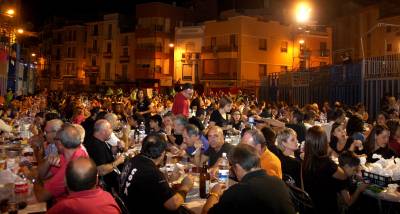 Onda rene a ms de 6.500 personas en un multitudinario Sopar de Penyes el martes de Fira