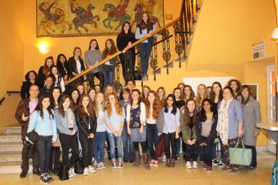 Alumnas de intercambio de Lancaster visitan el Ayuntamiento de la Vall d'Uix