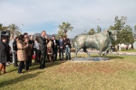 La Vall d'Uixó rinde homenaje a la afición taurina con la escultura de un toro bravo