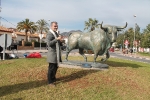 La Vall d'Uixó rinde homenaje a la afición taurina con la escultura de un toro bravo