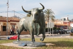 La Vall d'Uixó rinde homenaje a la afición taurina con la escultura de un toro bravo